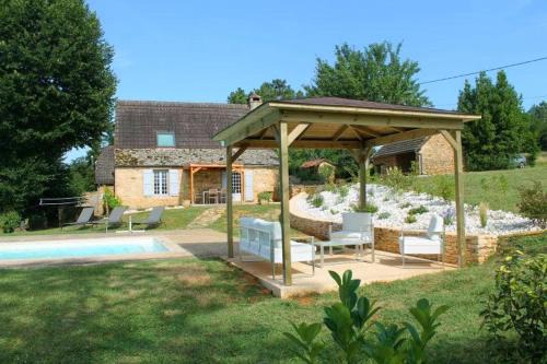Les Mazaux avec piscine chauffée au nord de Sarlat