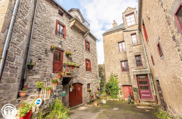 Les Remparts - Besse ET ST Anastaise