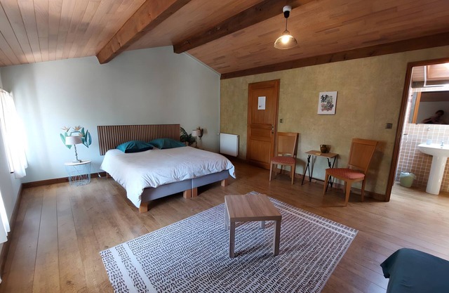 Les Violettes Guest Room – Comfort and Serenity in Saint-Romain-de-Benet