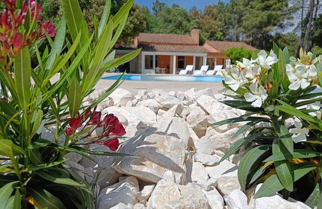 Charming villa just 5 minutes' walk from the village center. Heated swimming pool