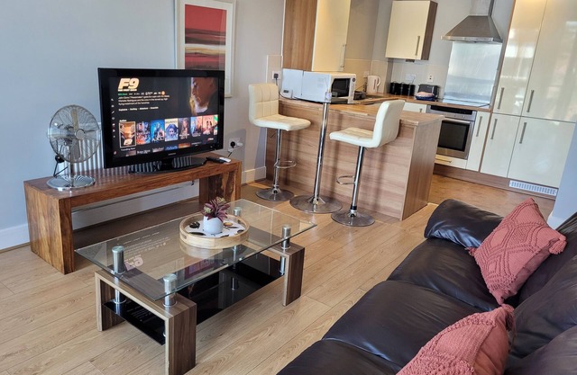 Lesley Court- A spacious 2 bedroom apartment near Chelmsford Centre/ Station