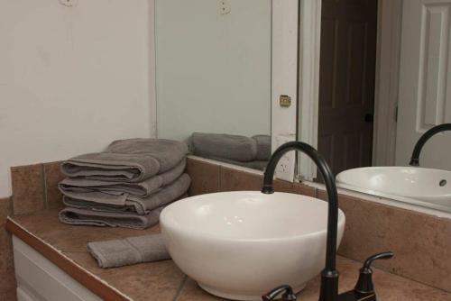 Less than 1 mile from Fort Sill 2 bedrooms!