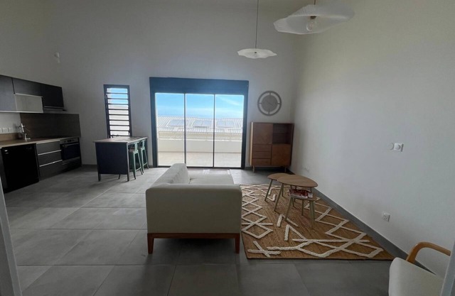 Less than 5 mins from the Lagoon - Top floor apartment in a quiet residence