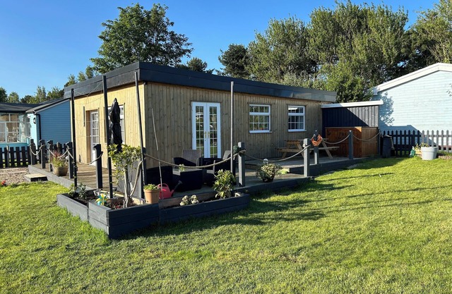 Less than a minute from the beach. Sleeps 5, dog friendly. Kick back and relax.