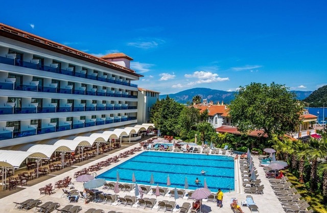 L’ETOILE BEACH HOTEL