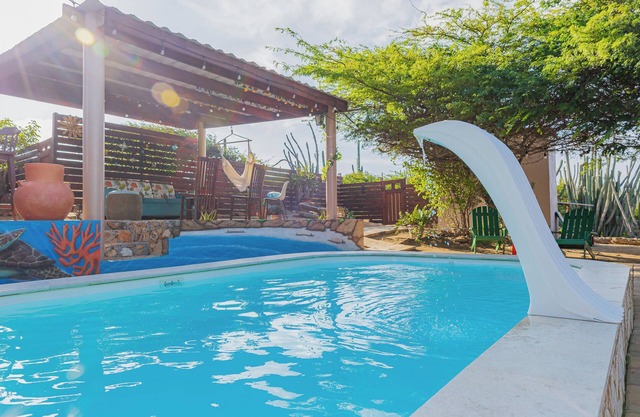 Leu Aya! Charming 2-bedroom apartment with AC in Santa Cruz