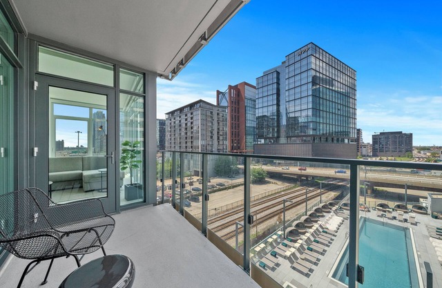 Level - Fulton market Spacious 3 bedroom 2 baths with luxury kitchen and balcony