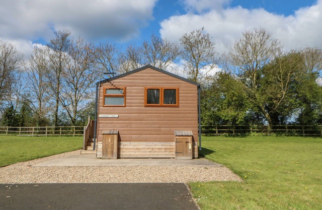 LEVENDALE POD, pet friendly, with hot tub in Hutton Rudby