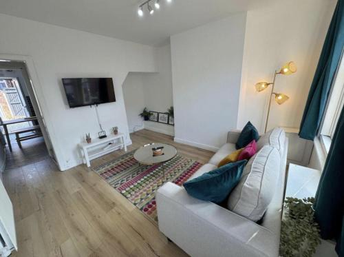 Levenshulme House - 2 Bedroom - Sleeps 6 - Free Parking & WiFi