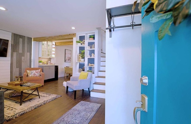 LG 3BR | DTWN 2Miles | Private Yard