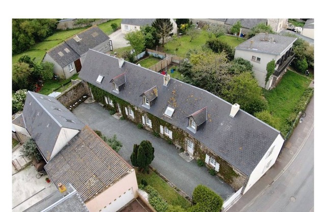 2 bedroomed cottage with private garden - 2km from the sea in a lovel village