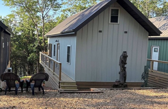 PET FRIENDLY AND BRAND NEW! walk-down to water sleeps 6 quiet cove near marina