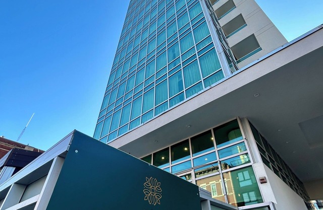 LIC Manhattan View Hotel