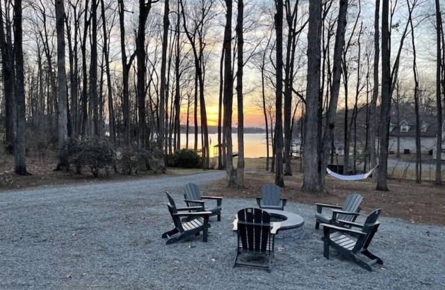 License To Chill - Lakefront/Screened in Porch