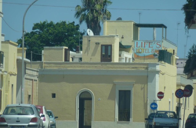 Life's Hotel B