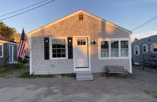 Light and bright three bedroom cottage-steps away from Humarock Beach!