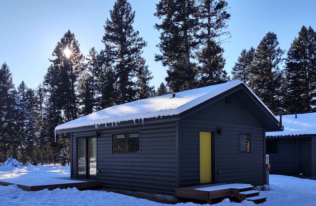 Light and Bright Cabin | Modern Stylings | WiFi | Smart TV