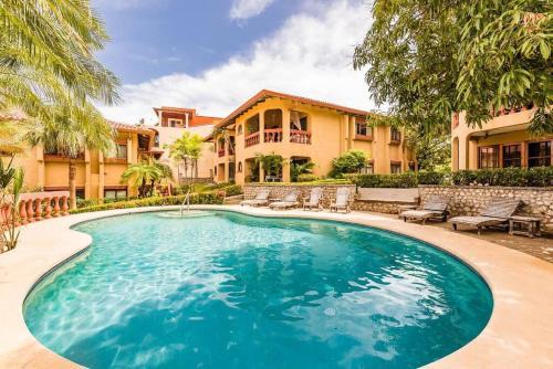 Light & Breezy Beach Side Condo!