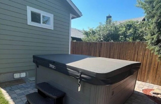 Light, bright & clean, studio guest suite with private entrance and hot tub!