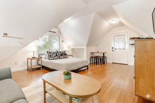 Light-Filled Loft near Lady Bird Lake