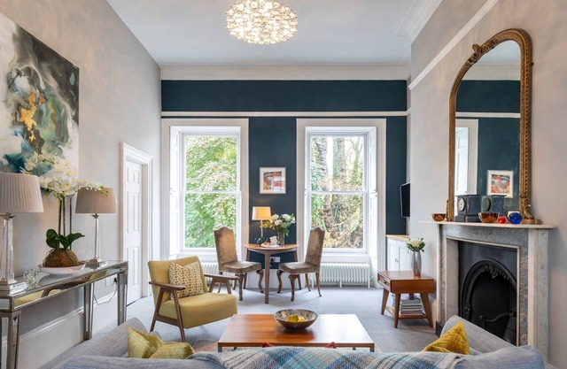 Light-filled Period Apartment - Central Bath