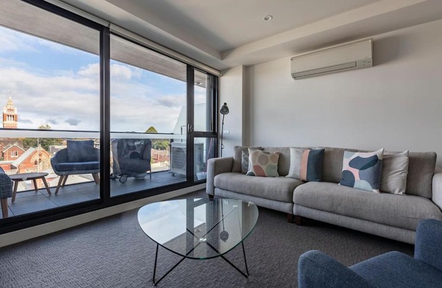 Light-filled Stylish Living in Diverse Hawthorn