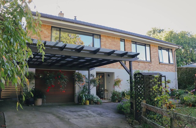 Light filled upstairs home minutes from central Hamilton