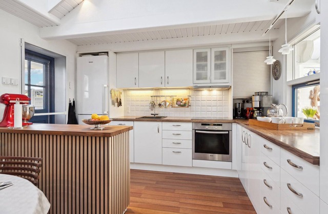 Light-flooded and beautiful cottage, within walking distance of the famous Tørresø beach.