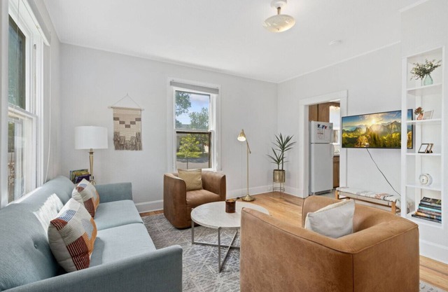 Light & Lovely Modern Farmhouse in Old Town