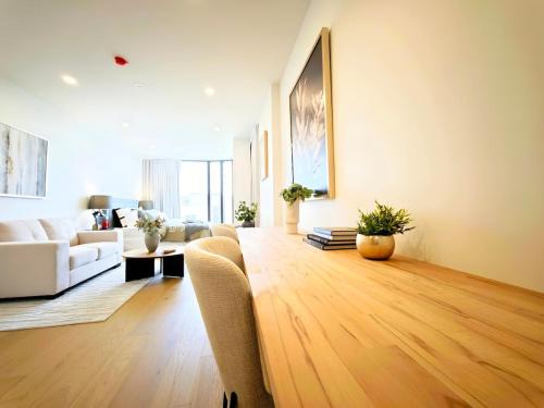 Light luxury hotel-style suite in the core of Box Hill, with everything you need for dining and entertainment downstairs