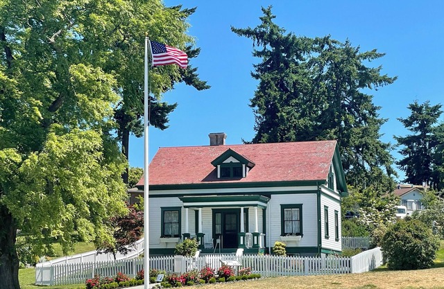 Lighthouse Cottage Property en Puget Sound 'One of Finest in U. S.'