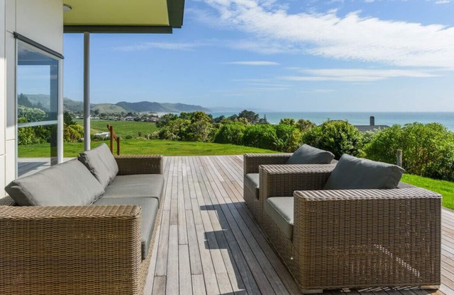 Lightning Ridge Retreat - Waimarama Holiday Home