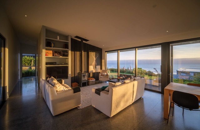 Lightning Ridge Views - Waimarama Holiday Home