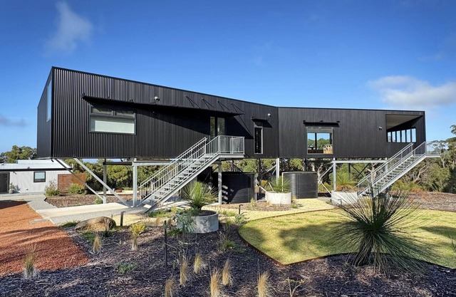 Lights Lookout: Elevated home, expansive sea views