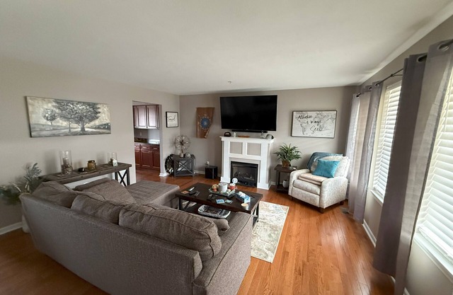 Like new Cozy townhome with home office in Beaver Falls, near Pittsburgh