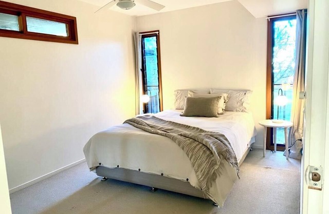 Like new, lovely Apartment.Plenty of light and walk to Town.