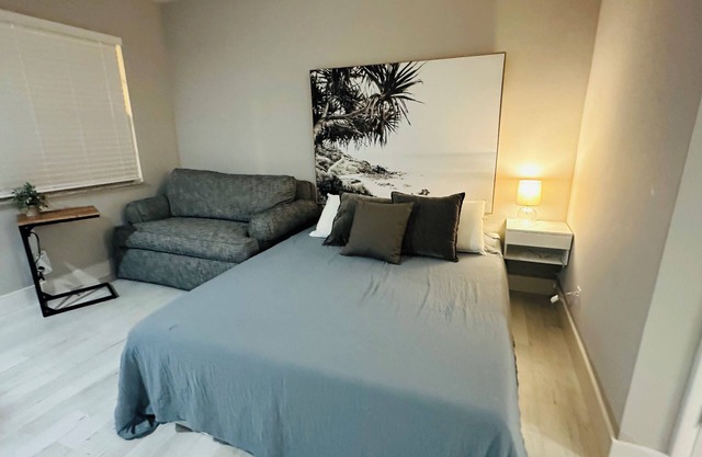 Like New - Studio Apartment with Separate Kitchen, Wifi & DirectTV