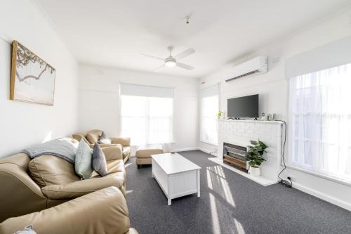 Lil beauty Nth Central near Hosp 3BR Reno w ample parking and Wifi
