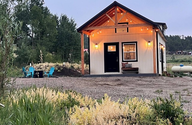 Lil' White Buffalo - Tiny Lakehouse Glamping Cabin + RV Hookup