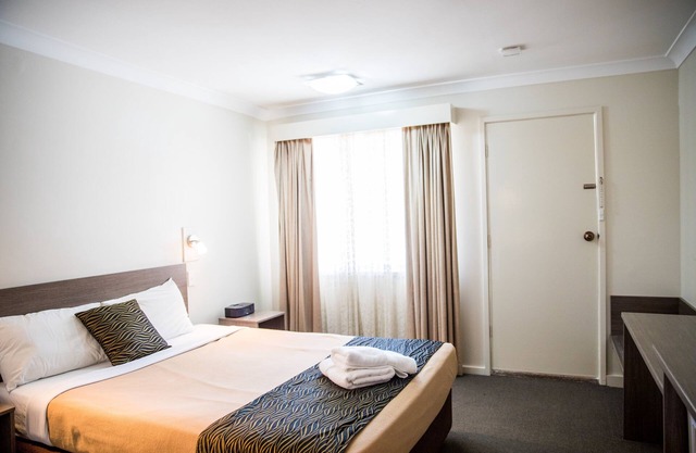 Lilac City Motor Inn Standard Queen Room 3