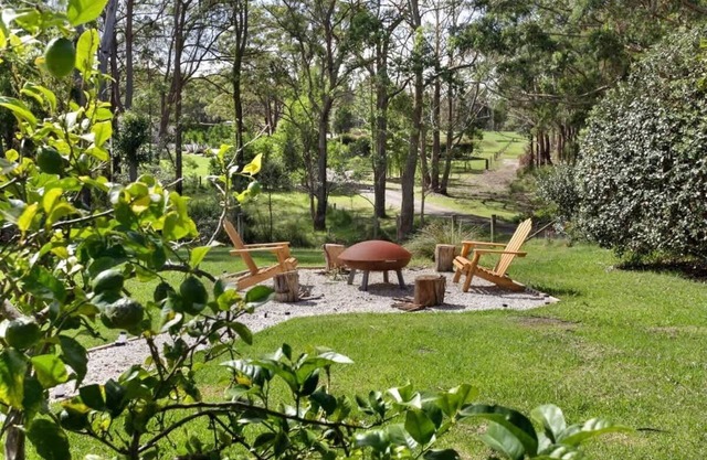 Lilly Creek Cottage, Enjoy the best of both worlds, country and sea