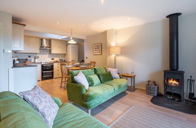 Lily Cottage - beautiful cottage with wood burning stove and lovely garden
