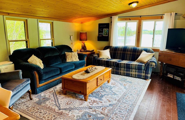 Lily Pad Cabin on Charleston Lake