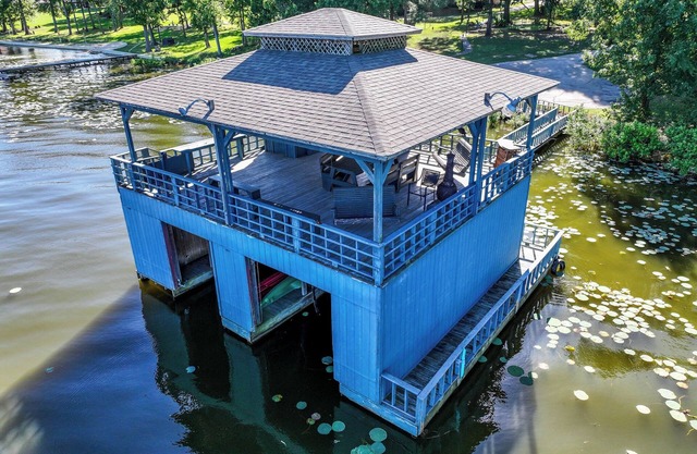 Casa del lago de 6 dormitorios con hermosa propiedad frente al lago, patio del lago y deslizamiento de barcos