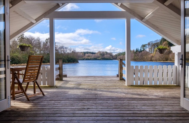 LILYMERE BOAT HOUSE, romantic, character holiday cottage in Sedbergh