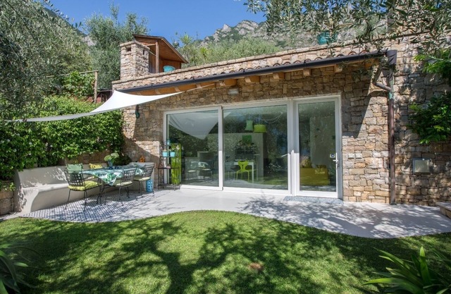 Limone - Pequeña casa rodeada de vegetación con vista al lago