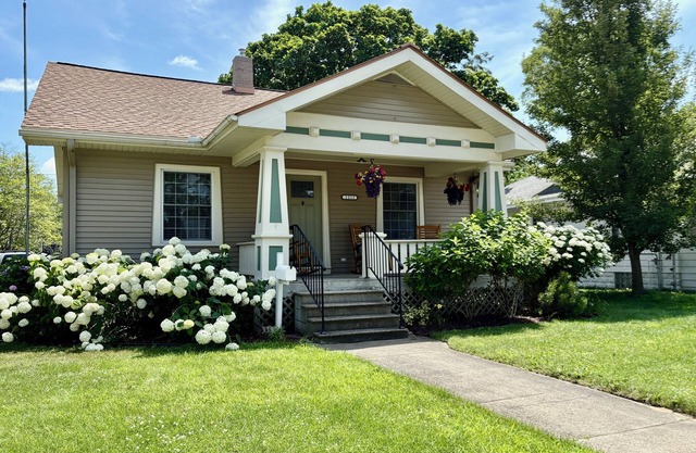 Lincoln 2 -Near Lake Michigan, Dog Friendly, spacious, EV charger, Great House