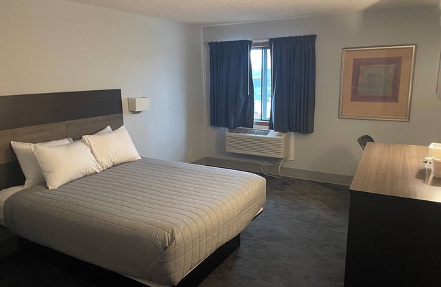 Lincoln Hotel your home away from home – cozy rooms and friendly service.