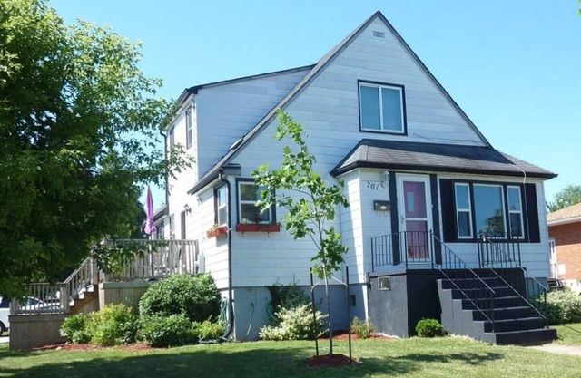 Lincoln's Red Door - HUGE 4 BR/2 BA private APT