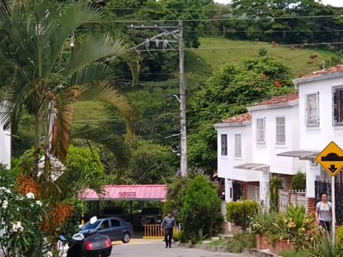 Linda Casa de dos pisos en Floridablanca, Comoda y Privada